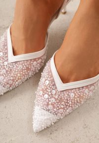 Renee - Białe Cekinowe Czółenka VICES Slingback na Szpilce z Noskiem w Szpic Ozdobione Perłami i Koralikami Kleomene. Kolor: biały. Materiał: jeans. Wzór: aplikacja. Obcas: na szpilce. Styl: elegancki #6