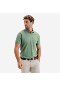 INESIS - Koszulka polo do golfa z krótkim rękawem męska Inesis MW500. Typ kołnierza: polo, golf. Kolor: zielony. Materiał: poliester, bawełna, materiał. Długość rękawa: krótki rękaw. Długość: krótkie. Wzór: ze splotem. Styl: klasyczny, sportowy #1