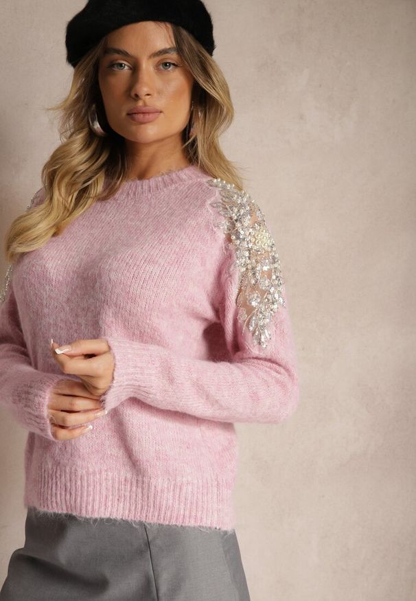 Renee - Różowy Sweter z Przezroczystymi Wstawkami z Cyrkoniami Perełkami i Cekinami z Wełną Tiarinae. Okazja: na co dzień, na spotkanie biznesowe, do pracy. Kolor: różowy. Materiał: wełna. Sezon: zima, jesień. Styl: biznesowy, klasyczny, casual