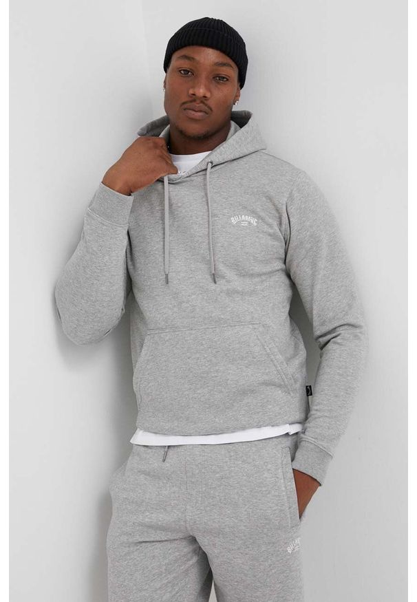 Billabong bluza męska kolor szary z kapturem melanżowa. Typ kołnierza: kaptur. Kolor: szary. Materiał: materiał. Wzór: melanż