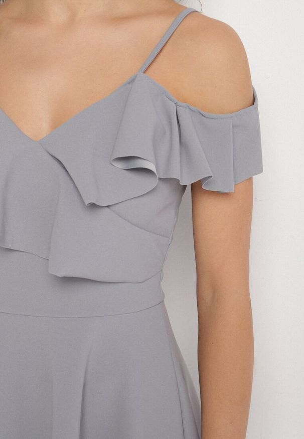 Born2be - Szara Sukienka Rozkloszowana na Ramiączkach z Falbankami Polauri. Okazja: na co dzień. Typ kołnierza: kołnierz z falbankami. Kolor: szary. Długość rękawa: na ramiączkach. Styl: elegancki, casual, klasyczny