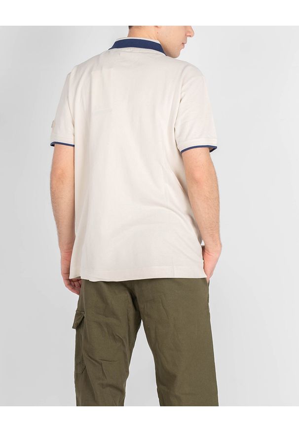 Invicta Koszulka Polo | 4452240 | Mężczyzna | Beżowy. Okazja: na co dzień. Typ kołnierza: polo. Kolor: beżowy. Materiał: bawełna. Długość rękawa: krótki rękaw. Wzór: aplikacja. Styl: klasyczny, casual