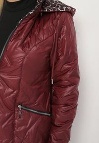 Born2be - Czerwona Pikowana Kurtka z Kapturem i Podszewką w Panterkę Felandre. Okazja: na co dzień, na spacer. Typ kołnierza: kaptur. Kolekcja: plus size. Kolor: czerwony. Materiał: jeans. Wzór: motyw zwierzęcy. Styl: klasyczny, casual #4