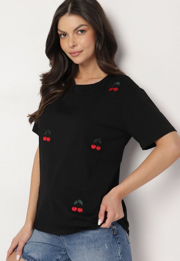 Born2be - Czarny Bawełniany T-shirt Zdobiony Haftem z Motywem w Wiśnie Nevianira. Okazja: na co dzień. Kolor: czarny. Materiał: bawełna. Wzór: aplikacja, haft. Styl: casual