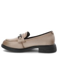 Mokasyny damskie Vinceza, skóra naturalna wsuwany fason klasyczne loafersy metalowa ozdoba niski stabilny obcas grubsza podeszwa, beżowe, 39991. Okazja: na co dzień. Kolor: beżowy. Materiał: skóra. Wzór: aplikacja. Obcas: na obcasie. Styl: klasyczny. Wysokość obcasa: średni #3