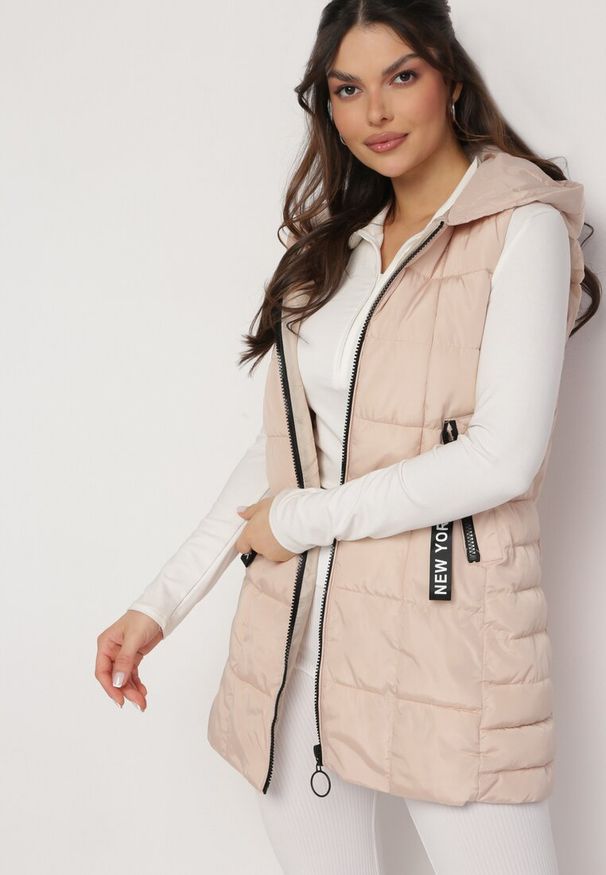 Born2be - Jasnobeżowa Pikowana Kamizelka Bezrękawnik z Kieszeniami i Wysokim Kołnierzem Bellamis. Kolor: beżowy. Długość rękawa: bez rękawów. Styl: elegancki