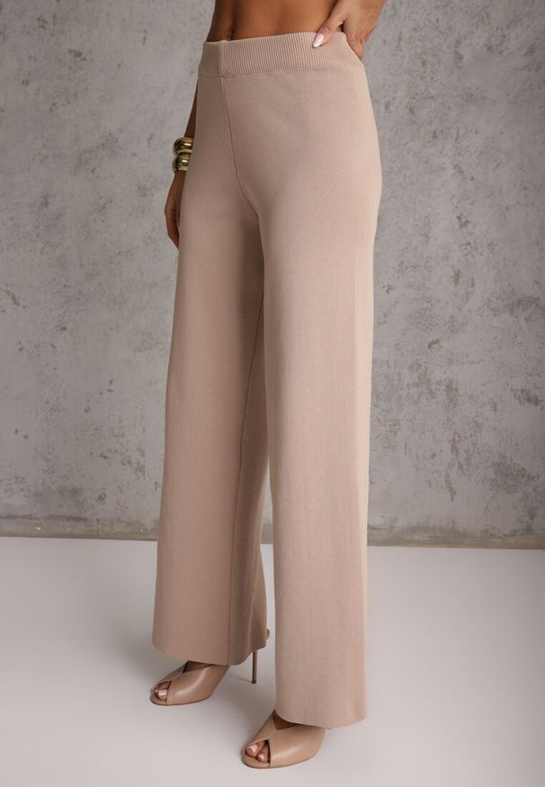 Renee - Jasnobrązowy Komplet z Wiskozą Szerokie Spodnie i Kamizelka z Aplikacjami 3D Hirimi. Kolor: brązowy. Materiał: wiskoza. Wzór: aplikacja