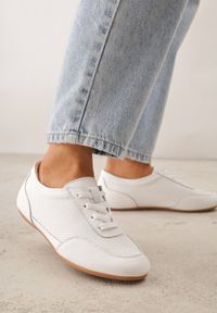 Renee - Białe Minimalistyczne Sneakersy Zamszowe ze Skórzaną Wkładką i Perforacją Zaehlisa. Okazja: na co dzień. Kolor: biały. Materiał: skóra, zamsz. Szerokość cholewki: normalna #1