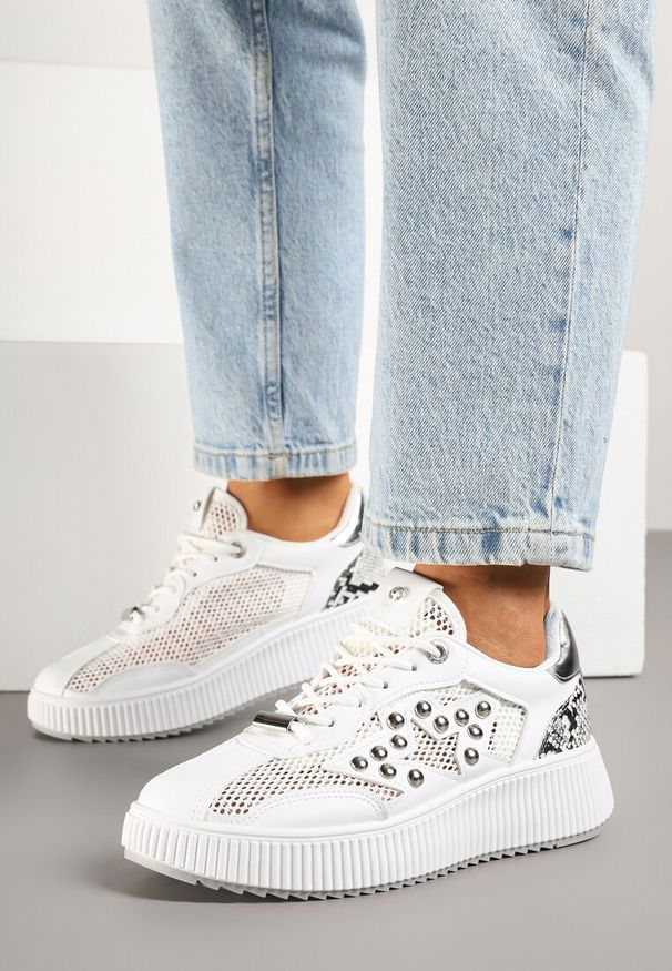 Renee - Białe Sneakersy Ozdobione Gwiazdą i Nitami Zeloti. Okazja: na co dzień. Kolor: biały. Materiał: dzianina, jeans. Wzór: aplikacja