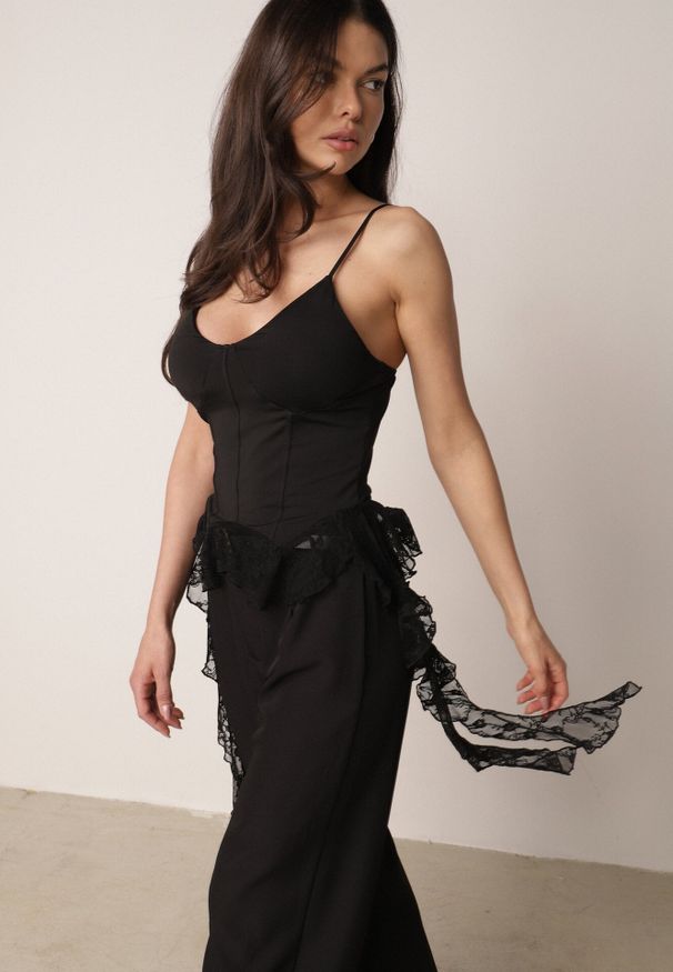 Born2be - Czarna Bluzka z Wiskozą i Koronkowym Dołem Himenore. Okazja: na urodziny, na imprezę. Typ kołnierza: kołnierz z falbankami. Kolor: czarny. Materiał: wiskoza, koronka. Długość rękawa: na ramiączkach. Długość: krótkie. Wzór: koronka. Styl: elegancki