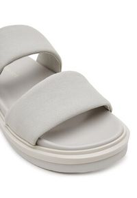 Calvin Klein Jeans Klapki Flat Molded Dbl Bar Sandal Cv YM0YM01222 Szary. Kolor: szary. Materiał: materiał #4