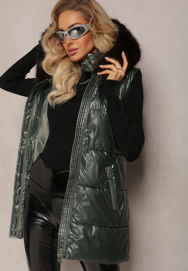 Renee - Zielona Pikowana Kamizelka z Kapturem i Ozdobnym Futerkiem Alephne. Typ kołnierza: kaptur. Kolor: zielony. Materiał: futro