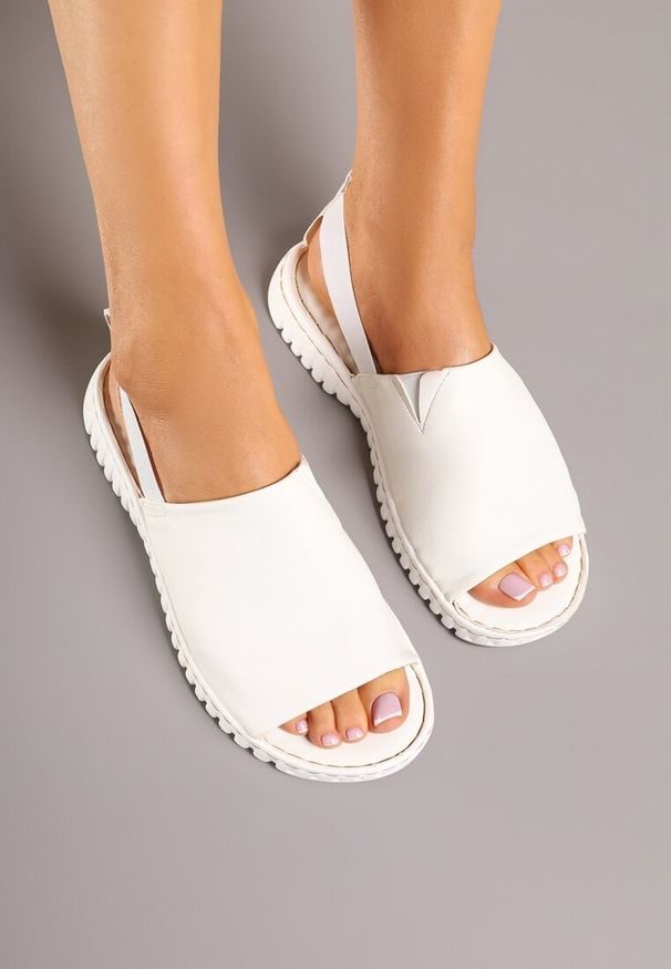 Renee - Białe Sandały Vices z Elastycznym Paskiem i Tłoczoną Podeszwą Folarielis. Okazja: na co dzień. Nosek buta: otwarty. Zapięcie: pasek. Kolor: biały. Styl: casual, elegancki