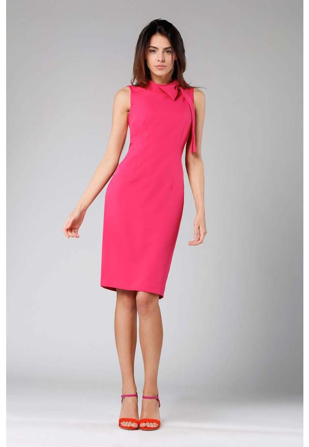 Nommo - Ciemno Różowa Ołówkowa Sukienka z Kokardą. Typ kołnierza: kokarda. Kolor: różowy. Materiał: poliester, wiskoza. Typ sukienki: ołówkowe