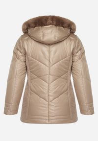 Born2be - Brązowa Kurtka z Pikowanymi Przeszyciami i Kapturem z Futerkiem Vevea. Okazja: na spotkanie biznesowe, do pracy, na co dzień, na spacer. Kolekcja: plus size. Kolor: brązowy. Materiał: futro. Styl: biznesowy, casual, elegancki #3