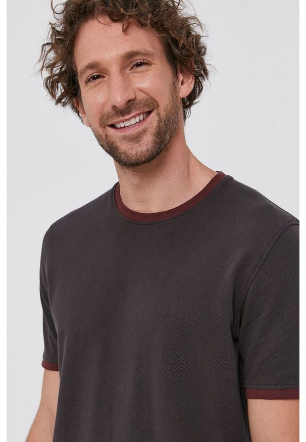 Sisley - T-shirt bawełniany. Okazja: na co dzień. Kolor: brązowy. Materiał: bawełna. Wzór: gładki. Styl: casual