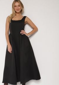 Born2be - Czarna Rozkloszowana Sukienka na Szerokich Ramiączkach Reterna. Okazja: na imprezę. Typ kołnierza: dekolt kwadratowy. Kolor: czarny. Długość rękawa: na ramiączkach. Styl: elegancki. Długość: mini #5