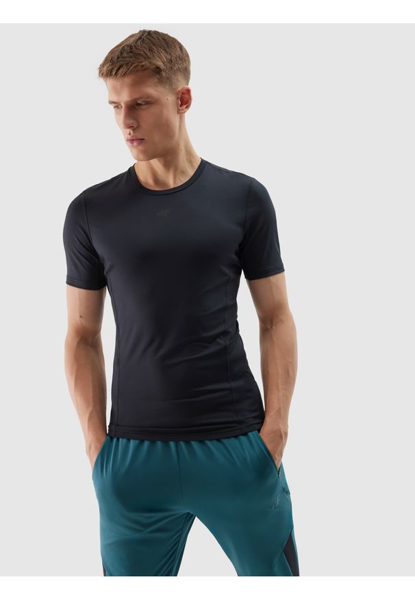 4f - 4F Koszulka treningowa slim z materiałów z recyklingu męska - głęboka czerń XXL. Kolor: czarny. Materiał: materiał. Długość rękawa: krótki rękaw. Długość: krótkie. Wzór: gładki, ze splotem. Sport: fitness