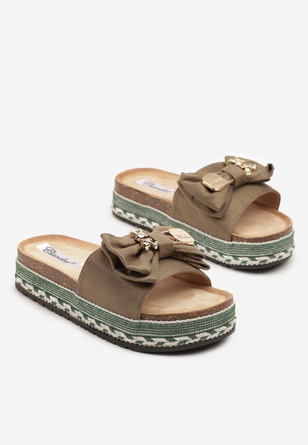 Born2be - Zielone Klapki na Grubej Podeszwie Zdobione Kokardą z Metalicznymi Aplikacjami Tenalenea. Okazja: na co dzień, na spacer. Kolor: zielony. Wzór: aplikacja. Sezon: lato. Styl: casual, elegancki