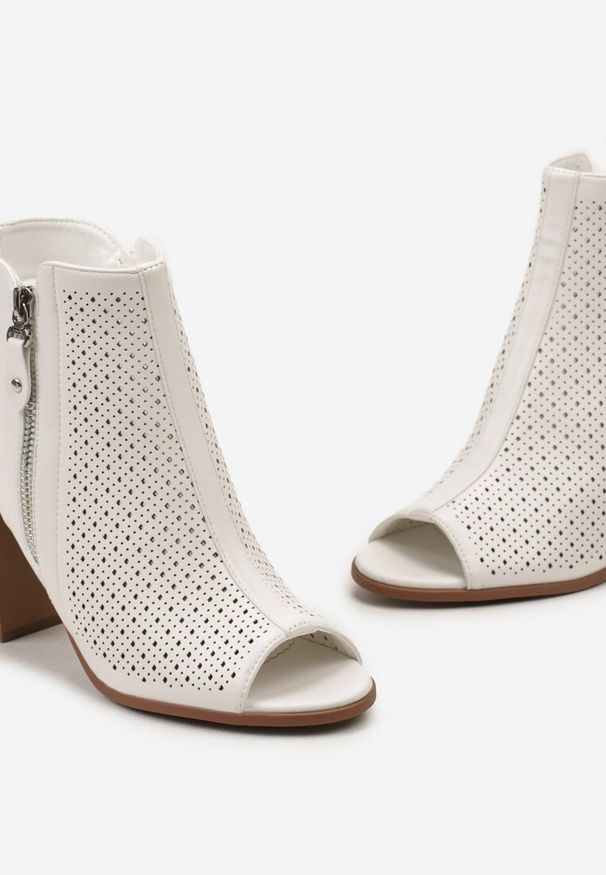 Renee - Białe Botki Wycięte za Kostkę z Ozdobnym Suwakiem i Ażurową Cholewką Arcida. Okazja: na randkę. Wysokość cholewki: za kostkę. Kolor: biały. Szerokość cholewki: normalna. Wzór: ażurowy. Sezon: lato