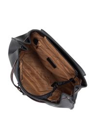 Wittchen - Damski plecak z ekoskóry z metaliczną klapą i paskami czarny. Kolor: czarny. Materiał: skóra ekologiczna. Wzór: gładki, paski, haft, aplikacja. Styl: klasyczny