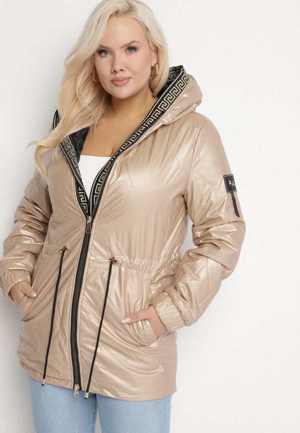 Born2be - Złota Kurtka Pikowana Parka z Nieodpinanym Kapturem Oferra. Kolekcja: plus size. Kolor: złoty