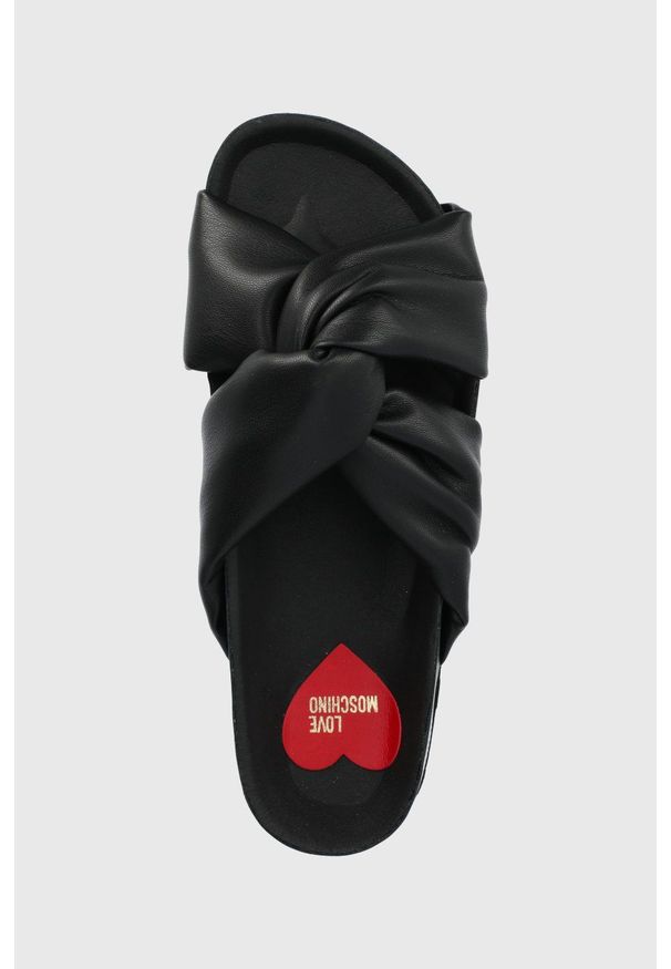 Love Moschino klapki damskie kolor czarny. Kolor: czarny. Materiał: materiał. Wzór: gładki. Obcas: na obcasie. Wysokość obcasa: niski