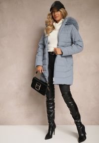 Renee - Niebieska Kurtka z Pikowanymi Przeszyciami i Odpinanym Kapturem Mocno Ocieplana Heticea. Kolor: niebieski. Materiał: jeans, futro, dzianina. Długość rękawa: długi rękaw. Długość: długie. Sezon: zima. Styl: klasyczny, elegancki #5