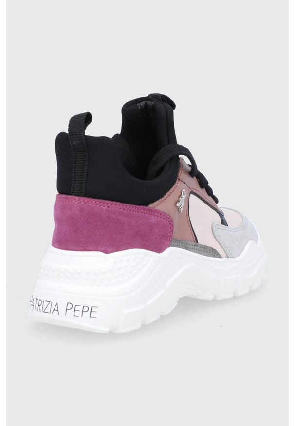 Patrizia Pepe Buty skórzane dziecięce Grigio Crosta kolor różowy. Nosek buta: okrągły. Zapięcie: sznurówki. Kolor: różowy. Materiał: skóra. Szerokość cholewki: normalna. Obcas: na platformie