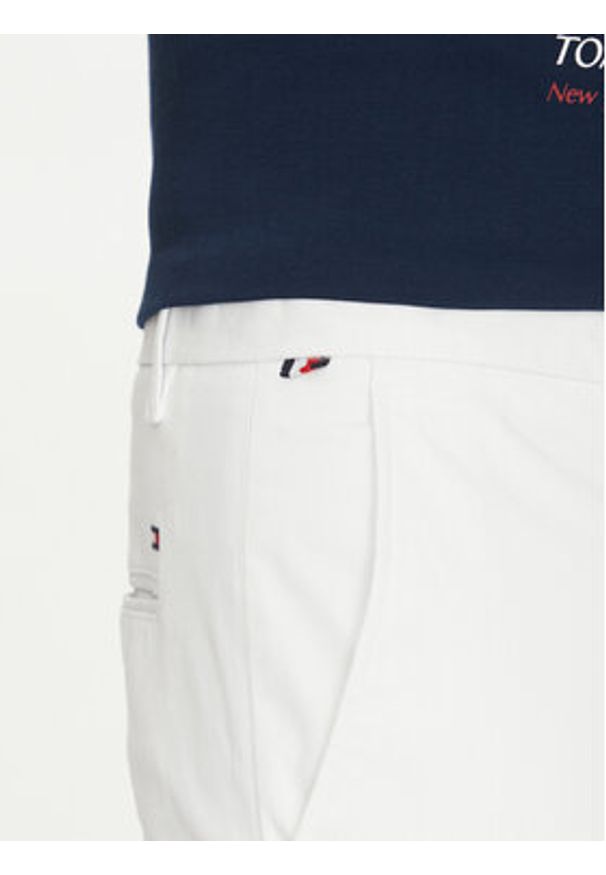 TOMMY HILFIGER - Tommy Hilfiger Chinosy Bleecker MW0MW26619 Biały Slim Fit. Kolor: biały. Materiał: bawełna