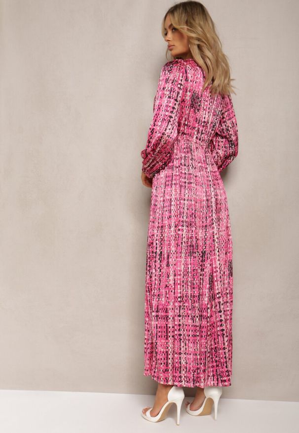 Renee - Fuksjowa Plisowana Sukienka Maxi Ozdobiona Wzorem w Tweedowym Stylu Juvioa. Kolor: różowy. Materiał: tkanina. Wzór: aplikacja. Długość: maxi