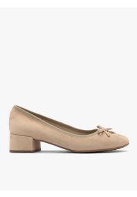 Ryłko - Welurowe czółenka na niskim obcasie. Nosek buta: okrągły. Kolor: beżowy. Materiał: skóra, welur. Szerokość cholewki: normalna. Obcas: na obcasie. Styl: street. Wysokość obcasa: niski #1