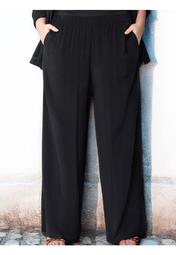 Sinsay - Wiskozowe spodnie wide leg PLUS SIZE - czarny. Kolekcja: plus size. Kolor: czarny. Materiał: wiskoza