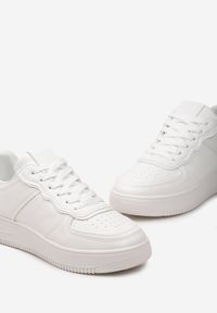 Renee - Białe Sznurowane Sneakersy z Ekoskóry na Grubej Podeszwie z Drobną Perforacją Loeda. Okazja: na co dzień. Kolor: biały #2