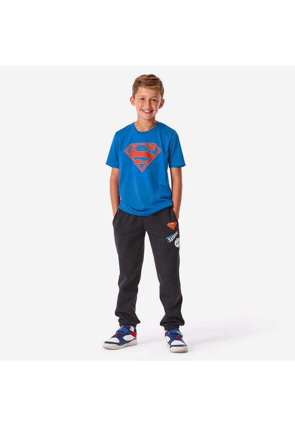 Decathlon - Koszulka z krótkim rękawem dziecięca Domyos Superman. Kolor: niebieski. Materiał: materiał, poliester. Długość rękawa: krótki rękaw. Długość: krótkie. Wzór: motyw z bajki. Sport: joga i pilates