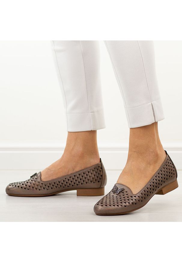 Brązowe ażurowe półbuty damskie M.Daszyński Sa222-3. Okazja: na co dzień. Kolor: brązowy. Szerokość cholewki: normalna. Wzór: ażurowy. Materiał: skóra. Sezon: wiosna, jesień, lato. Obcas: na obcasie. Styl: casual, elegancki, klasyczny. Wysokość obcasa: niski