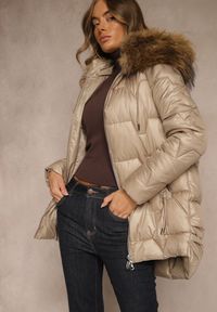 Renee - Brązowa Kurtka z Pikowanymi Przeszyciami i Kapturem z Odpinanym Futrem Galenea. Okazja: na co dzień. Kolor: brązowy. Materiał: futro. Styl: elegancki, casual #3