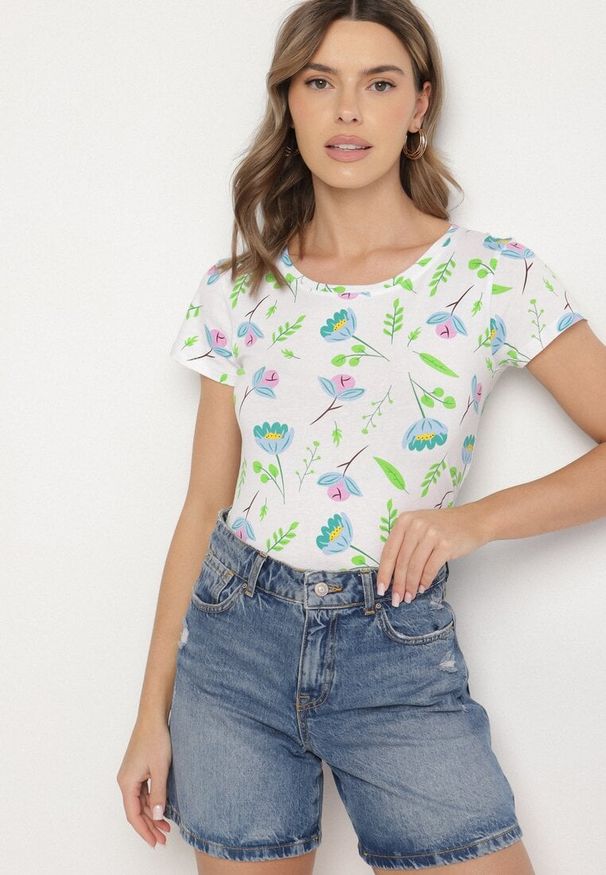 Born2be - Biało-Zielony Bawełniany T-shirt Ozdobiony Nadrukiem Zarice. Okazja: na co dzień. Kolor: biały. Materiał: bawełna. Wzór: aplikacja, nadruk. Styl: klasyczny, casual