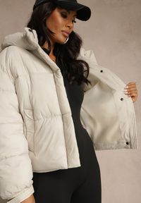 Renee - Biała Kurtka Puffer z Pikowaniem Kapturem i Kieszonką przy Rękawie Galeida. Okazja: na co dzień, na spacer. Kolor: biały. Materiał: jeans. Długość: krótkie. Styl: casual #5