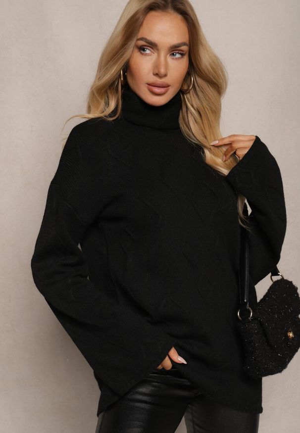 Renee - Czarny Golf o Wydłużonym Kroju w Romby Hennsa. Okazja: na co dzień. Typ kołnierza: golf. Kolor: czarny. Materiał: jeans. Styl: casual