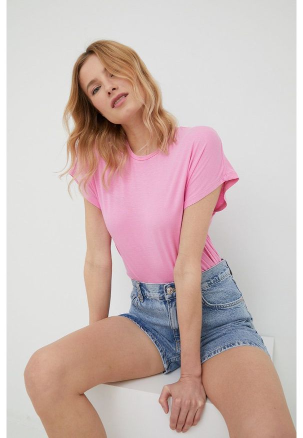 JDY t-shirt damski kolor fioletowy. Okazja: na co dzień. Kolor: różowy. Materiał: dzianina. Długość rękawa: krótki rękaw. Długość: krótkie. Wzór: gładki. Styl: casual