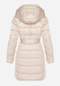 Born2be - Beżowa Długa Kurtka Ozdobiona Pikowaniem z Nieodpinanym Kapturem i Paskiem Lidaveia. Okazja: na co dzień. Kolor: beżowy. Materiał: jeans. Długość: długie. Wzór: aplikacja. Styl: casual, klasyczny, elegancki #4