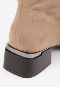 Renee - Beżowe Botki na Słupku Ozdobione Metalicznym Wykończeniem Irialan. Okazja: na co dzień. Kolor: beżowy. Materiał: jeans. Wzór: aplikacja. Obcas: na słupku. Styl: casual, elegancki #9