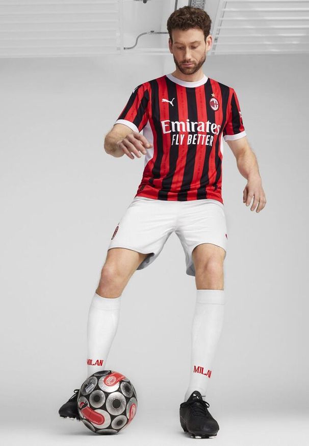 Puma - Męska koszulka domowa AC Milan 24/25 PUMA For All Time Red Black. Kolor: czerwony, wielokolorowy, czarny. Materiał: jersey. Sport: piłka nożna