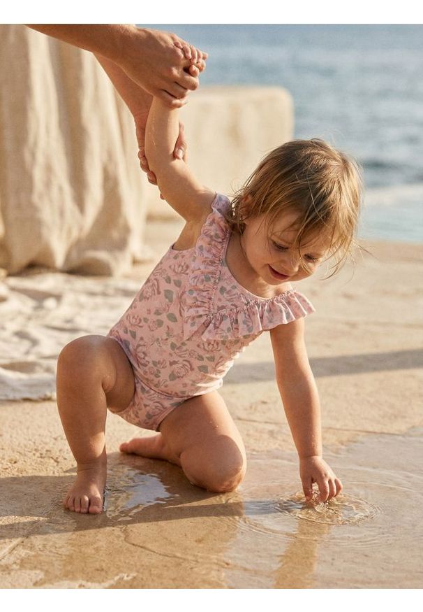 Sinsay - Jednoczęściowy strój kąpielowy z ochroną przeciwsłoneczną i motywem kwiatowym - różowy. Kolor: różowy. Wzór: kwiaty