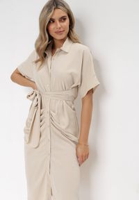 Born2be - Beżowa Koszulowa Sukienka Midi z Ozdobnym Wiązaniem i Marszczeniem Eudolia. Okazja: na co dzień. Typ kołnierza: dekolt w serek. Kolor: beżowy. Długość rękawa: krótki rękaw. Sezon: wiosna, lato. Typ sukienki: koszulowe. Styl: casual, klasyczny. Długość: midi #2