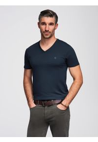 Ombre Clothing - T-shirt męski V-NECK z elastanem - granatowy V2 - Rozmiar: L. Typ kołnierza: dekolt w kształcie V. Kolor: niebieski. Materiał: elastan. Długość rękawa: krótki rękaw. Długość: krótkie. Wzór: nadruk. Styl: klasyczny