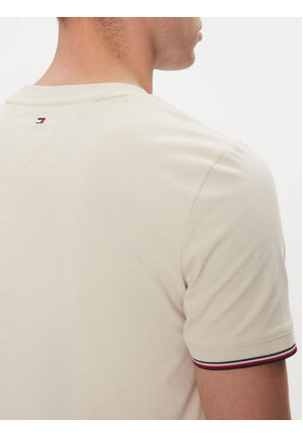 TOMMY HILFIGER - Tommy Hilfiger T-Shirt Logo MW0MW32584 Beżowy Regular Fit. Kolor: beżowy. Materiał: bawełna
