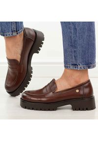 Brązowe skórzane mokasyny damskie na traperze Vinceza 18125. Okazja: na co dzień, na spacer. Nosek buta: okrągły. Kolor: brązowy. Materiał: skóra. Szerokość cholewki: normalna. Sezon: wiosna, lato, jesień. Styl: casual, klasyczny, elegancki #1