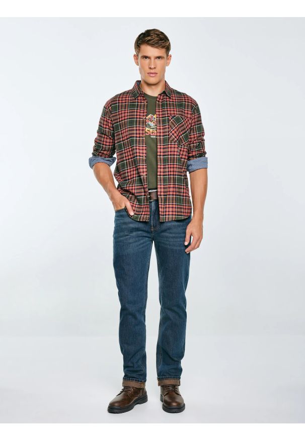 Big-Star - Koszula męska flanelowa w kratę bordowo-khaki Koner 303. Okazja: na co dzień. Typ kołnierza: kołnierzyk klasyczny. Kolor: zielony. Materiał: materiał. Długość rękawa: długi rękaw. Długość: długie. Wzór: aplikacja, kratka, haft. Styl: casual, klasyczny